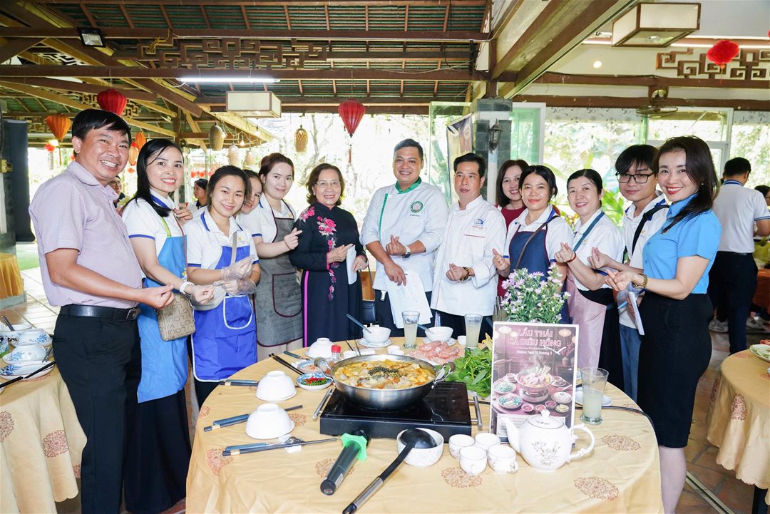 LHU tổ chức chuỗi hoạt động ý nghĩa chào mừng Ngày Quốc tế Phụ nữ 8/3, gắn kết Nhà giáo – Người lao động  Ngày 08/3/2026, Trường Đại học Lạc Hồng (LHU) đã tổ chức chuỗi hoạt động chào mừng 116 năm Ngày Quốc tế Phụ nữ (08/3/1910 – 08/3/2026) và chương trình “Bữa Cơm Tân niên Công đoàn” năm 2026 tại Hội quán Trấn Biên, dành cho đội ngũ Nhà giáo, Người lao động trong toàn trường. Chương trình được tổ chức nhằm tạo không gian giao lưu, gắn kết giữa các đơn vị trong toàn trường, đồng thời góp phần lan tỏa tinh thần đoàn kết, sẻ chia và xây dựng môi trường làm việc tích cực trong đại gia đình LHU. Hình 1 Điểm nhấn của chương trình là hội thi nấu ăn với chủ đề “Món lẩu ba miền”, thu hút sự tham gia của các công đoàn bộ phận trong toàn trường. Tại hội thi, các đội đã cùng nhau thể hiện sự khéo léo và sáng tạo trong chế biến những món lẩu đặc trưng của ẩm thực ba miền Bắc – Trung – Nam. Không chỉ chú trọng hương vị, các đội còn đầu tư công phu trong cách trình bày và thuyết trình ý tưởng món ăn, mang đến nhiều sắc màu ẩm thực phong phú và hấp dẫn. Không khí hội thi diễn ra sôi nổi với sự cổ vũ nhiệt tình của các cổ động viên, tạo nên một sân chơi giao lưu vui tươi, góp phần tăng cường sự gắn kết giữa các đơn vị trong nhà trường. Hình 2 Trong khuôn khổ chương trình, Ban tổ chức cũng đã trao giải cuộc thi ảnh “Duyên dáng áo dài LHU 2026”, nhằm tôn vinh vẻ đẹp duyên dáng, thanh lịch của nữ cán bộ, giảng viên và người lao động trong tà áo dài truyền thống. Những bức ảnh dự thi không chỉ ghi lại những khoảnh khắc đẹp của đội ngũ nữ Nhà giáo – Người lao động LHU mà còn lan tỏa hình ảnh người phụ nữ hiện đại, tự tin, năng động và đầy nhiệt huyết trong công việc. Cuộc thi đã nhận được sự hưởng ứng tích cực từ các đơn vị trong trường, góp phần lan tỏa giá trị văn hóa truyền thống và tôn vinh vẻ đẹp của người phụ nữ Việt Nam. Hình 3 Sau các hoạt động thi và trao giải, toàn thể Nhà giáo và Người lao động đã cùng tham gia chương trình “Bữa cơm Tân niên Công đoàn” trong không khí thân tình, ấm áp. Đây là dịp để các thành viên trong đại gia đình LHU cùng gặp gỡ, giao lưu, chia sẻ niềm vui đầu năm; qua đó tăng cường tinh thần đoàn kết, xây dựng môi trường làm việc tích cực và gắn bó trong toàn trường.  Chuỗi hoạt động chào mừng Ngày Quốc tế Phụ nữ 8/3 không chỉ thể hiện sự quan tâm của nhà trường đối với đội ngũ nữ Nhà giáo và Người lao động mà còn góp phần lan tỏa những giá trị tốt đẹp, xây dựng văn hóa đoàn kết và nhân văn trong cộng đồng LHU.